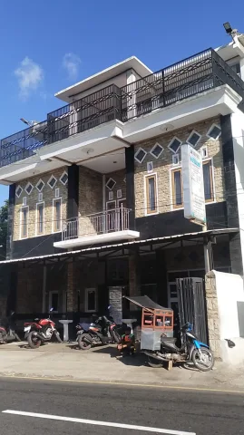 Fasad Rumah 2 lantai menggunakan batu alam