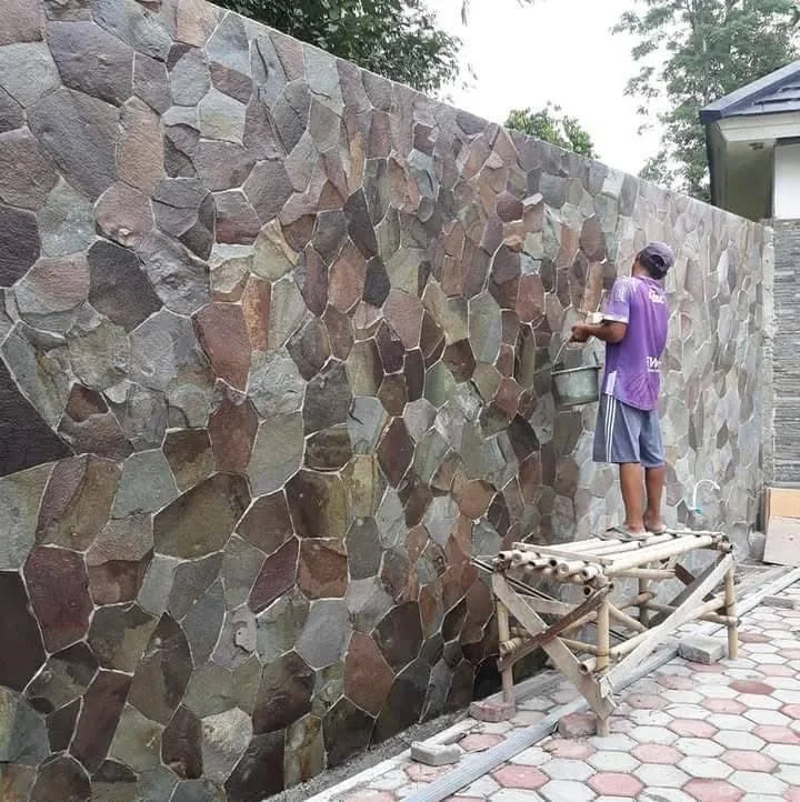 Seseorang sedang Finishing templek Purwakarta