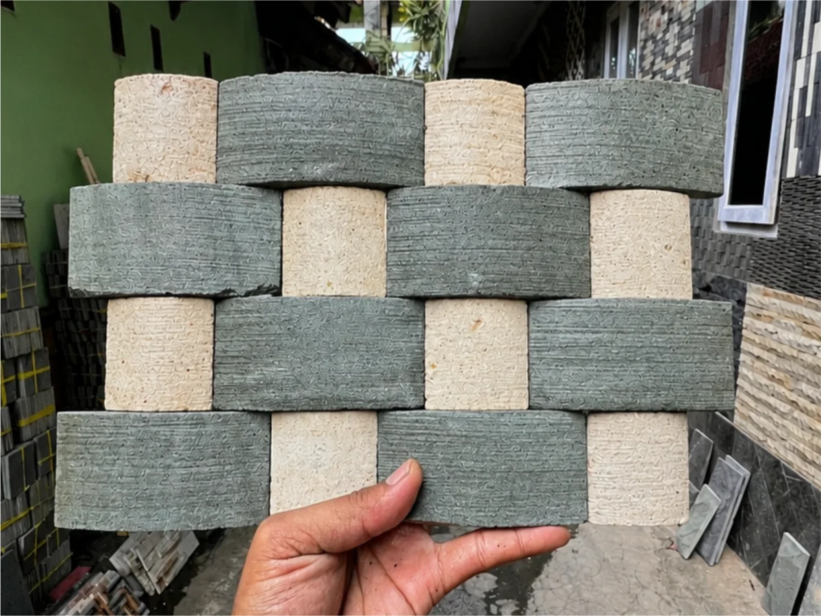 Mozaik Hijau Paras Yogya Anyaman 3D untuk fasad, pagar, pilar, dan dinding aksen rumah.