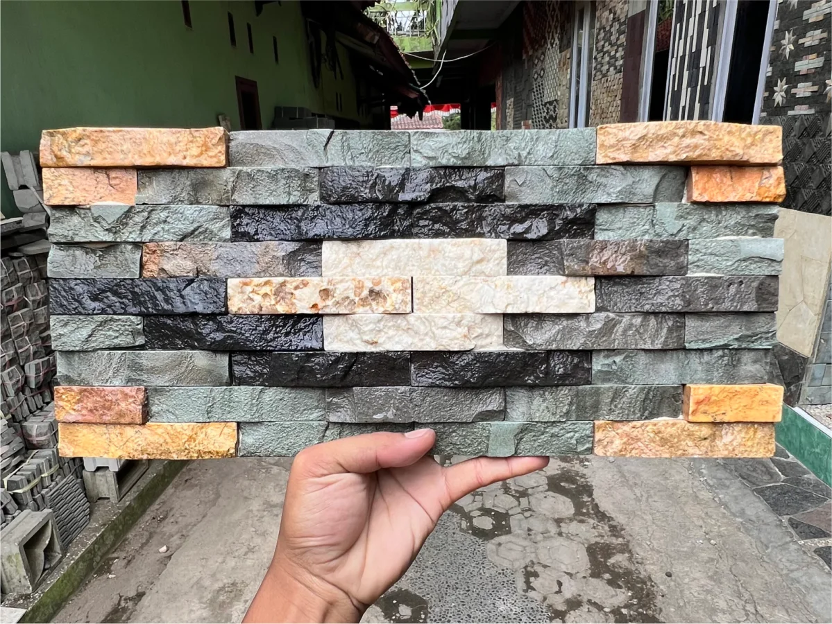 Mozaik Marmer Mix Aksen Putih untuk fasad, pagar, pilar, dan dinding aksen rumah.