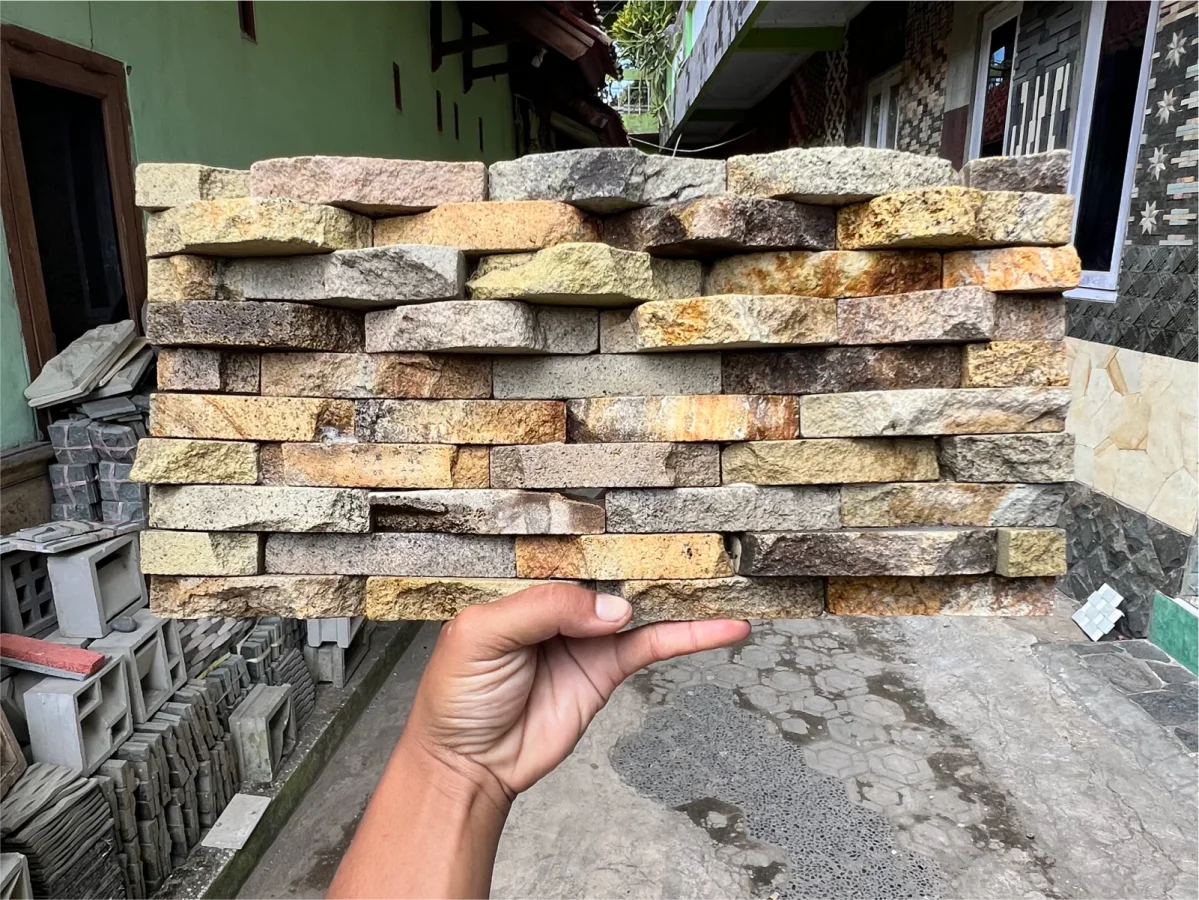 Mozaik Palimanan Mix Rustik untuk fasad, pagar, pilar, dan dinding aksen rumah.