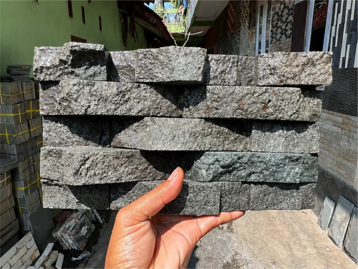 Mozaik Andesit Relief Natural untuk fasad, pagar, pilar, dan dinding aksen rumah.