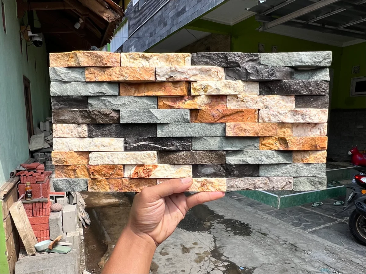 Mozaik Marmer Mix Natural untuk fasad, pagar, pilar, dan dinding aksen rumah.