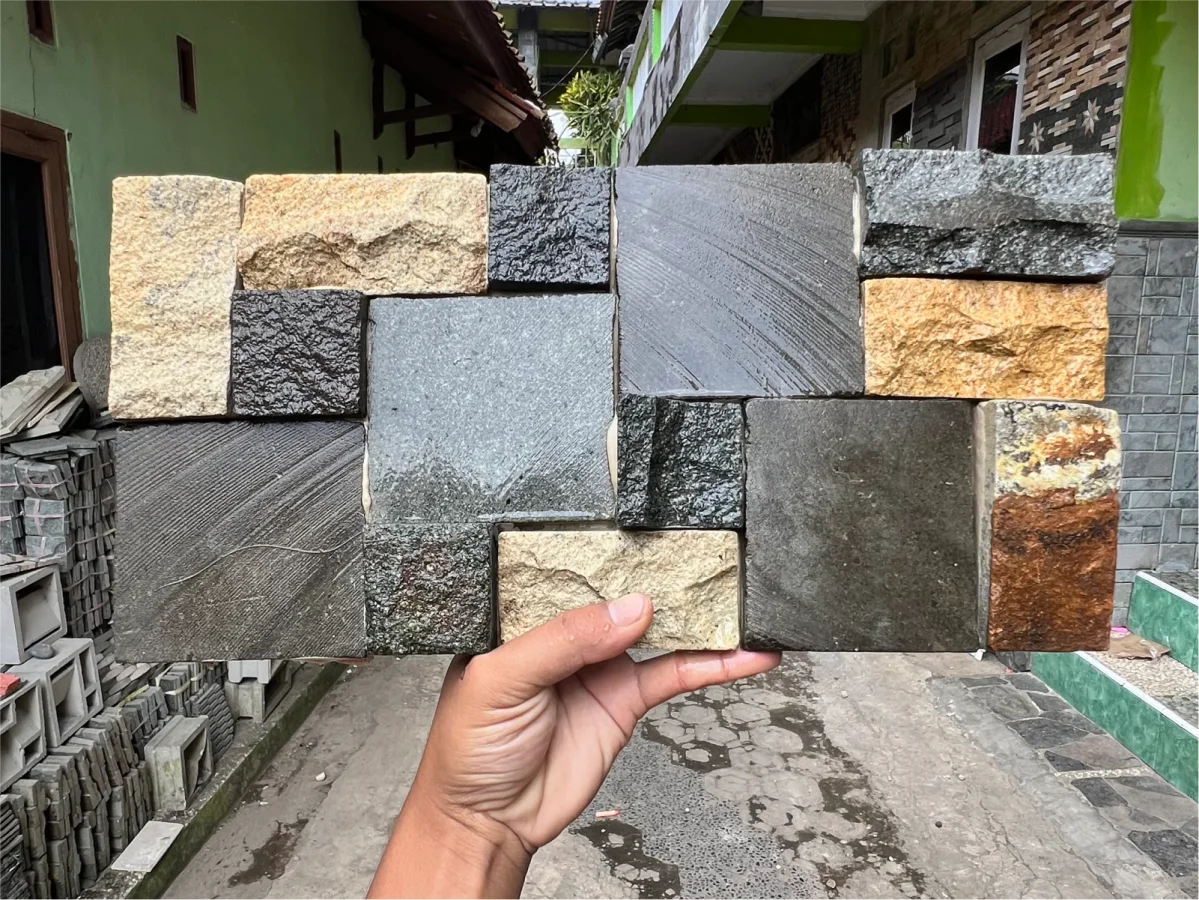 Mozaik Andesit Palimanan Blok Acak 3D untuk fasad, pagar, pilar, dan dinding aksen rumah.