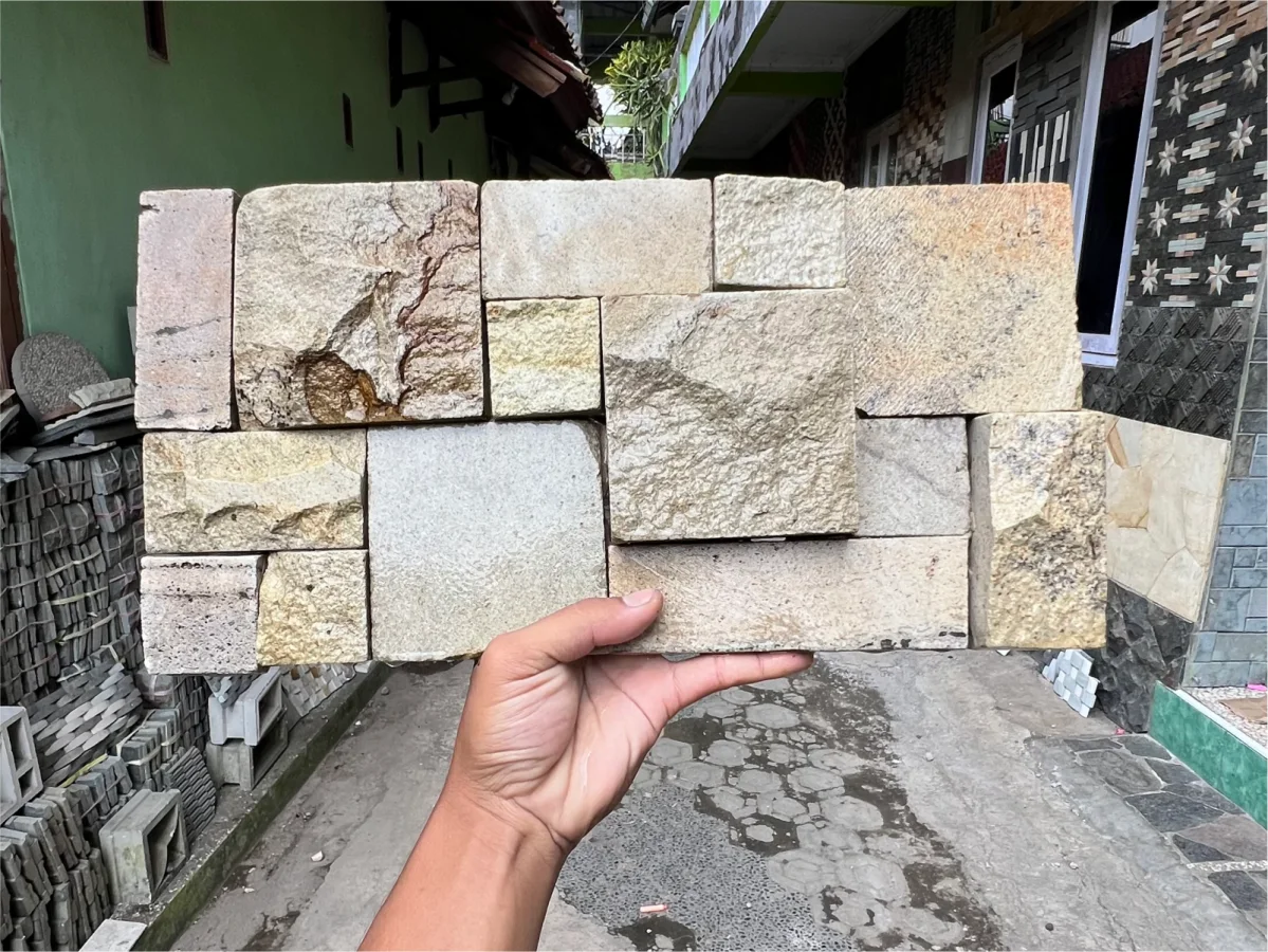 Mozaik Palimanan Blok Natural untuk fasad, pagar, pilar, dan dinding aksen rumah.