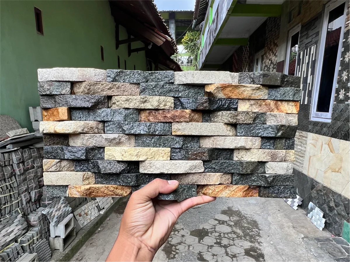 Mozaik Marmer Mix Rustik untuk fasad, pagar, pilar, dan dinding aksen rumah.