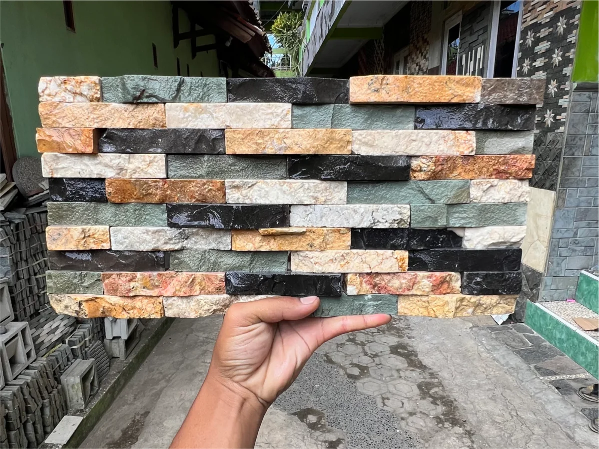 Mozaik Marmer Mix Multicolor untuk fasad, pagar, pilar, dan dinding aksen rumah.