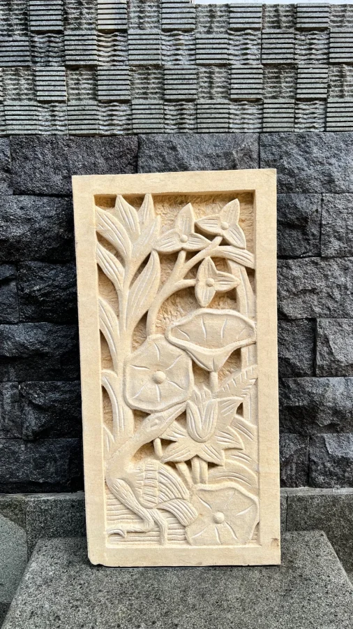 Panel relief batu paras yogya motif bunga teratai dan daun lotus air berbingkai lis