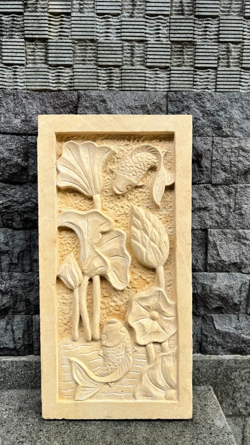 Panel relief batu paras yogya motif sepasang ikan koi dan bunga teratai berbingkai lis