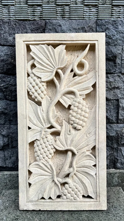 Panel relief batu paras yogya motif ukiran daun dan buah anggur