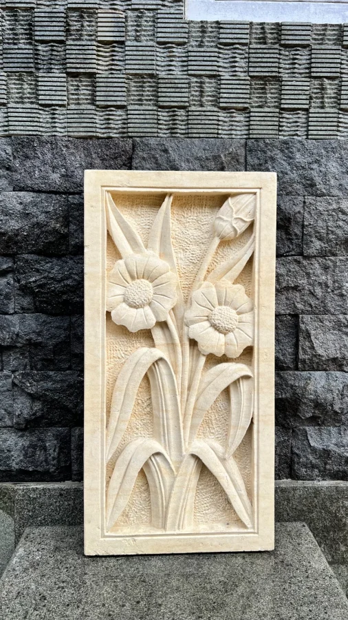 Panel relief batu paras yogya motif bunga daisy mekar berbingkai lis