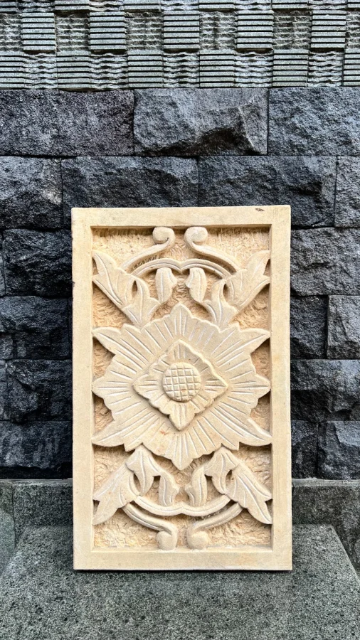 Panel relief batu paras yogya motif ukiran bunga matahari klasik simetris