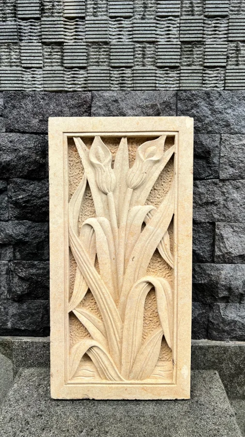 Panel relief batu paras yogya motif sepasang bunga calla lily berbingkai lis