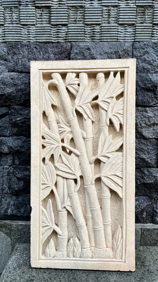 Panel relief batu paras yogya motif pohon bambu rimbun batang silang berbingkai lis