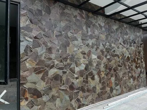 Fasad rumah menggunakan batu Templek Purwakarta untuk dinding eksterior natural.