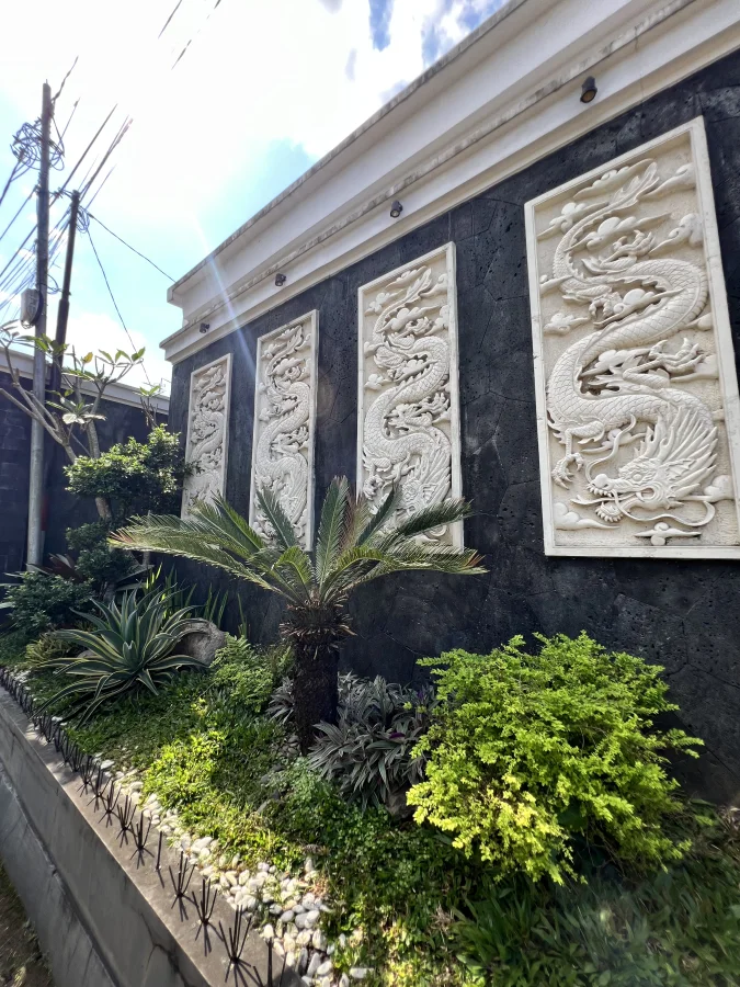 Dinding Pagar Templek Curi dengan Ornamen Relief Naga