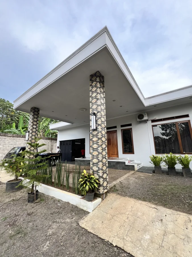 Pilar teras rumah menggunakan mozaik andesit palimanan susun bata.